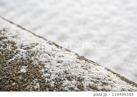 コンクリートに積もる雪 110499303