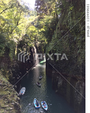 高千穂峡 滝のある風景 高千穂峡 滝のある風景 110499681