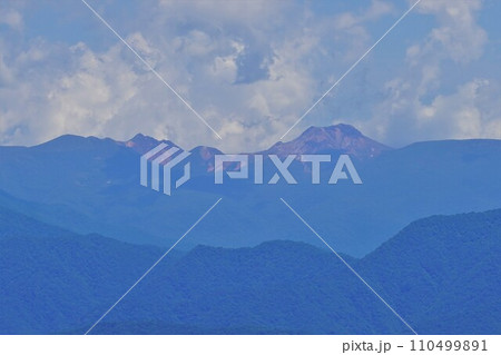 七ヶ岳山頂からの茶臼岳・朝日岳 七ヶ岳山頂からの茶臼岳・朝日岳 110499891