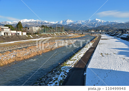 上市川と立山連峰(富山県上市町) 110499948