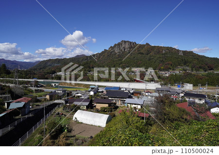 東吾妻町　榛名へ向かう道路にある田中橋付近から岩櫃山を見る　2023年10月31日 110500024