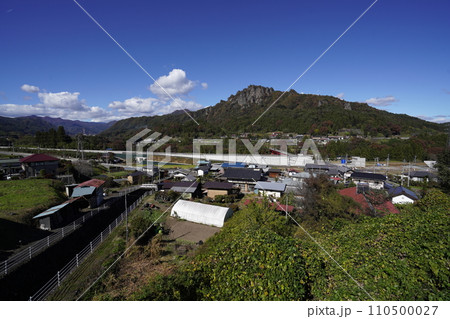 東吾妻町　榛名へ向かう道路にある田中橋付近から岩櫃山を見る　2023年10月31日 110500027