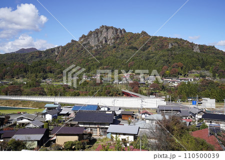 東吾妻町　榛名へ向かう道路にある田中橋付近から岩櫃山を見る　2023年10月31日 110500039