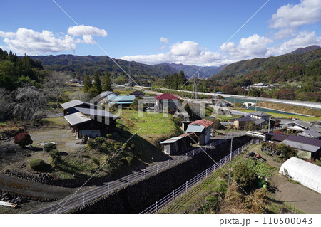 東吾妻町　榛名へ向かう道路にある田中橋付近から岩櫃山方面を見る　2023年10月31日 110500043