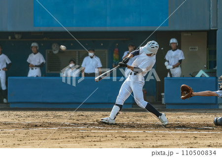 ジャストミートする左打者（高校野球） 110500834