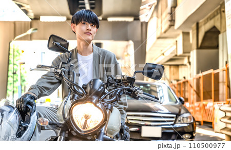 東京ツーリング ツーリング仲間と待ち合わせをする男性ライダー 東京ツーリング ツーリング仲間と待ち合わせをする男性ライダー 110500977