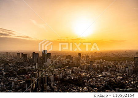 【東京都】夕日に照らされる渋谷の街並み 110502154