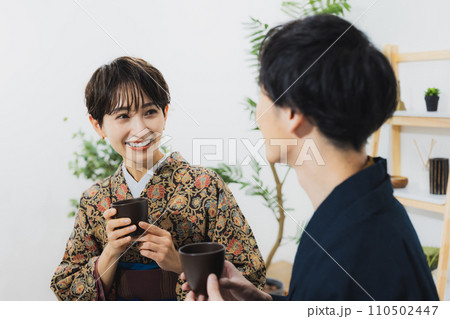 ティータイムの着物姿の男女 110502447