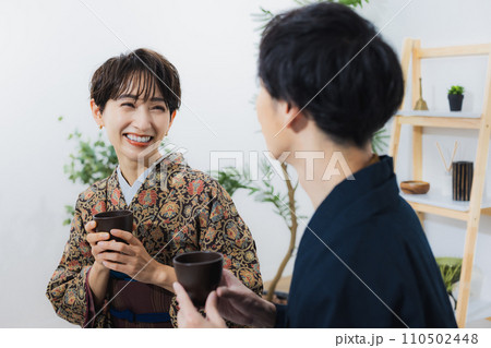 ティータイムの着物姿の男女 ティータイムの着物姿の男女 110502448