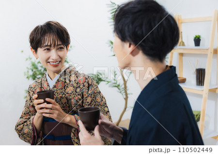 ティータイムの着物姿の男女 110502449