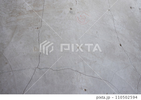 古いコンクリートの床 110502594