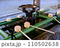 手水舎の柄杓のある手水 110502638