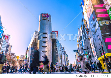 日本の東京都市景観 賑わう渋谷109前。新年が素晴らしい時代になりますように…＝令和6年1月12日 110502721
