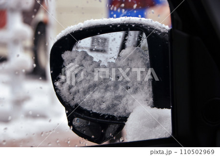 雪で埋もれたサイドミラー 110502969