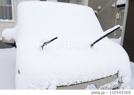 雪が積もった車 110503308