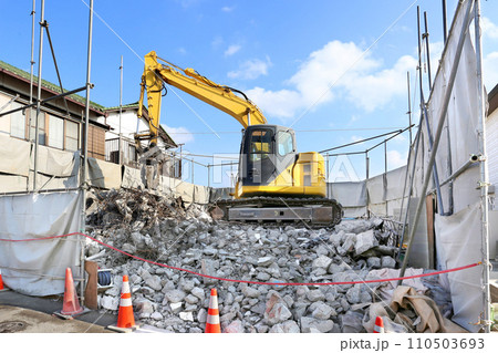 防音シートを使った解体工事現場 110503693