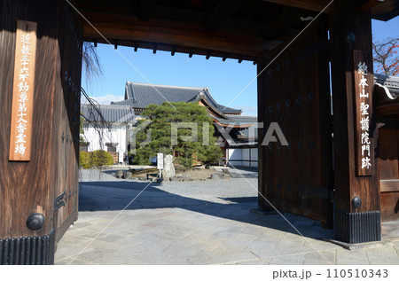 聖護院　山門から境内を望む　京都市左京区 110510343