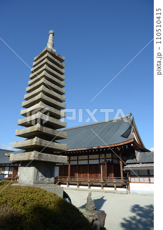 聖護院 本殿と十三重石塔 京都市左京区 聖護院 本殿と十三重石塔 京都市左京区 110510415