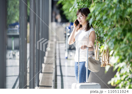 女性　窓辺　旅行　空港 110511024