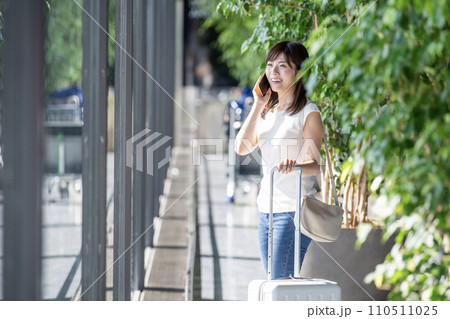 女性 窓辺 旅行 空港 女性 窓辺 旅行 空港 110511025