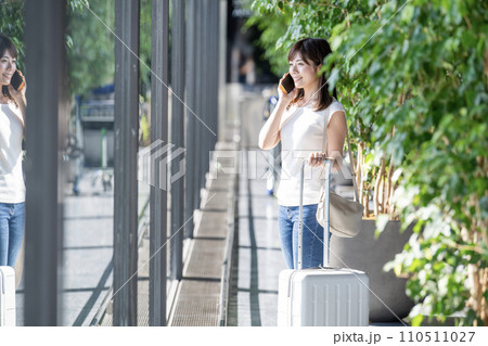 女性 窓辺 旅行 空港 女性 窓辺 旅行 空港 110511027
