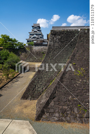 熊本県/ 熊本城内の名所「二様(によう)の石垣」と大天守 熊本県/ 熊本城内の名所「二様(によう)の石垣」と大天守 110511379