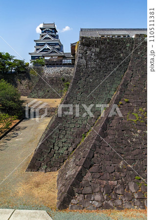 熊本県/ 熊本城内の名所「二様(によう)の石垣」と大天守 熊本県/ 熊本城内の名所「二様(によう)の石垣」と大天守 110511381