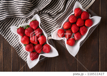 パックに詰められた苺　あまおう 110511427