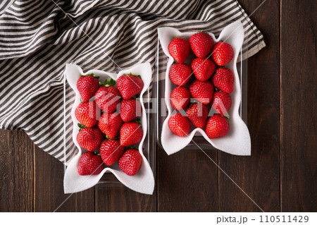 パックに詰められた苺　あまおう 110511429