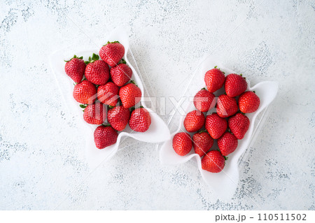 パックに詰められた苺　あまおう 110511502