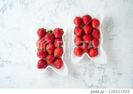 パックに詰められた苺　あまおう 110511503