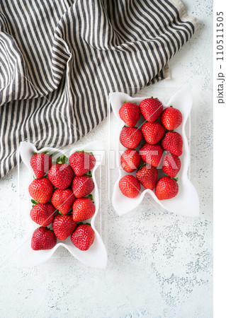 パックに詰められた苺 あまおう パックに詰められた苺 あまおう 110511505