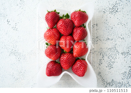 パックに詰められた苺　あまおう 110511513