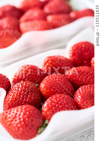 パックに詰められた苺　あまおう 110511635
