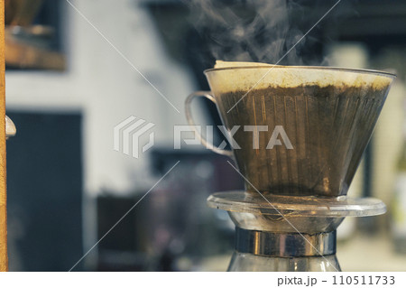 コーヒーを淹れる コーヒーを淹れる 110511733