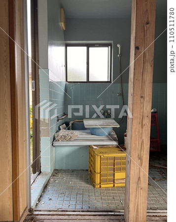 レトロな浴室 110511780