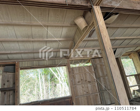 古い木造の建物 古い木造の建物 110511784