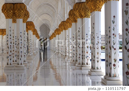 UAE アブダビ シェイクザィードモスク 回廊の柱 110511797