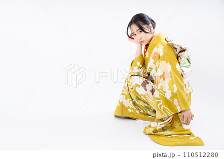 振袖の若い女性　 110512280