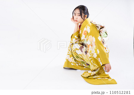 振袖の若い女性　 110512281