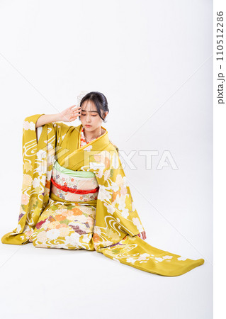 振袖の若い女性　 110512286