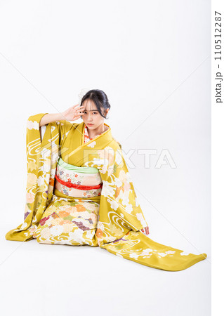 振袖の若い女性　 110512287