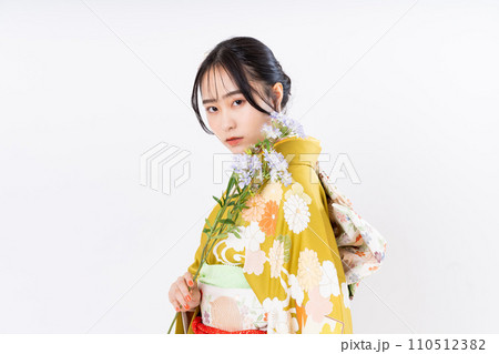振袖の若い女性 振袖の若い女性 110512382