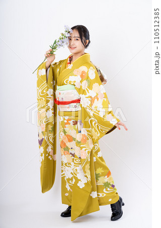振袖の若い女性 110512385