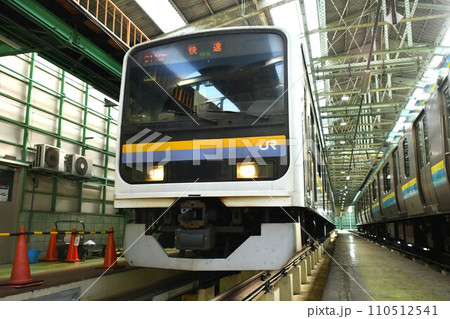 車両基地に停車する快速表示の209系2100番台 車両基地に停車する快速表示の209系2100番台 110512541