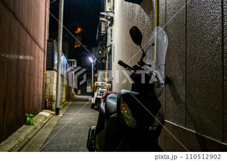 夜の小路と駐輪バイク 110512902