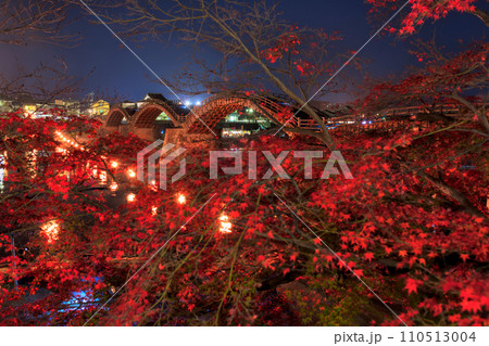紅葉の季節の錦帯橋の篝火 110513004