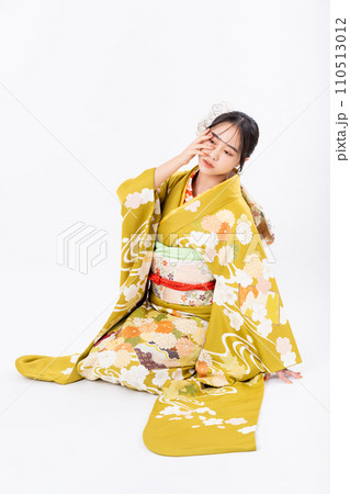 振り袖の若い女性 振り袖の若い女性 110513012