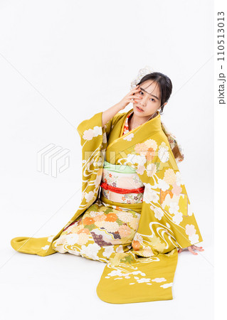 振り袖の若い女性 振り袖の若い女性 110513013