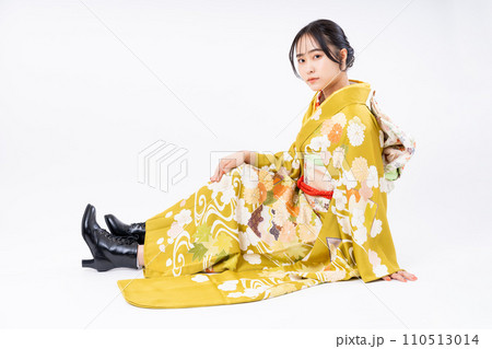 振り袖の若い女性 110513014